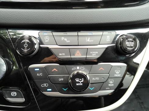 Used 2023 Chrysler Pacifica Touring-L FWD image 53