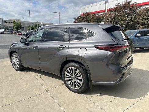 Used 2024 Toyota Highlander Platinum AWD/4WD image 7