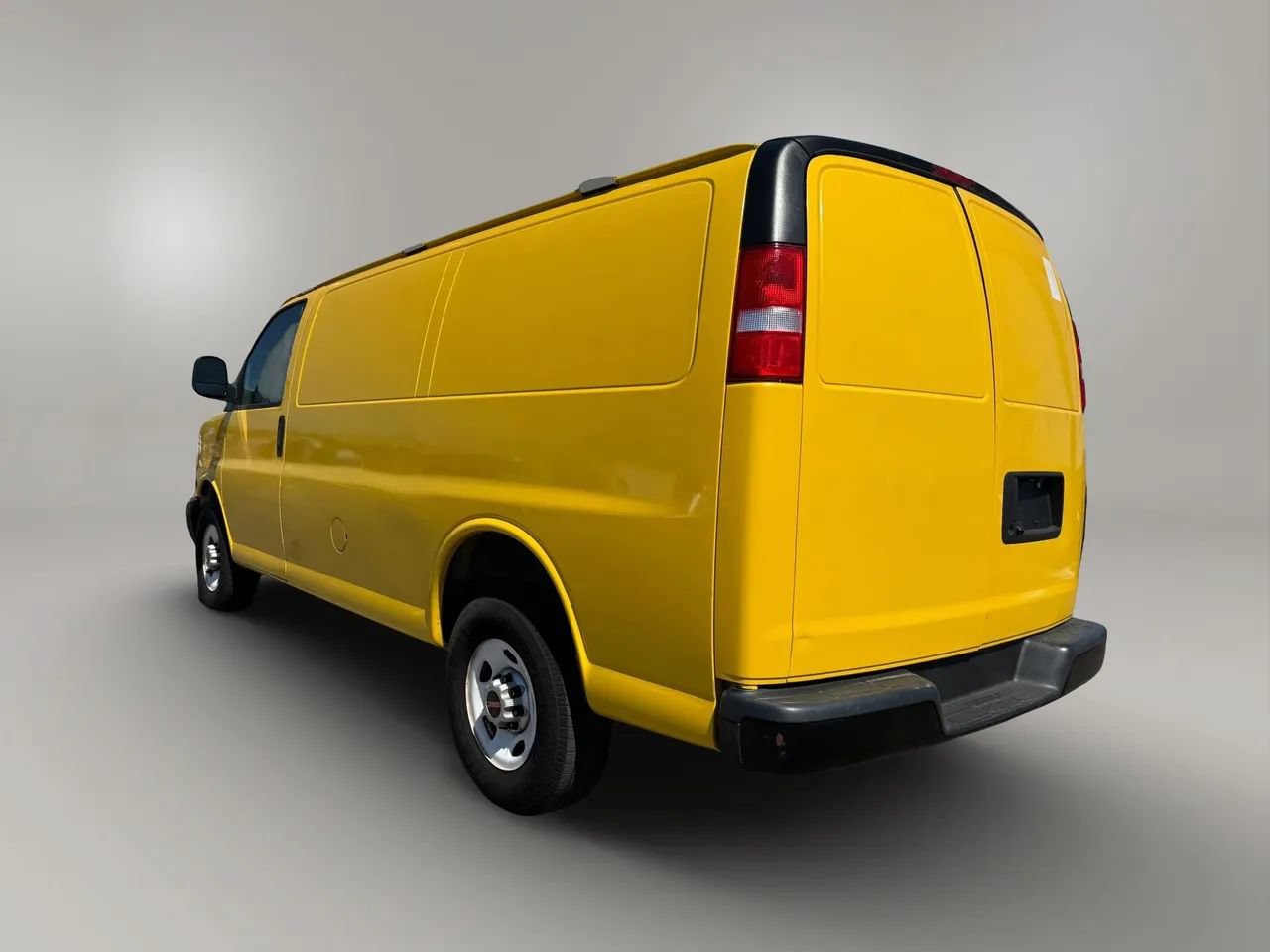 Used 2020 GMC Savana 2500 w/ Driver Convenience Package RWD image 4