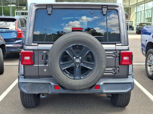 Used 2019 Jeep Wrangler Unlimited Sahara AWD/4WD image 5