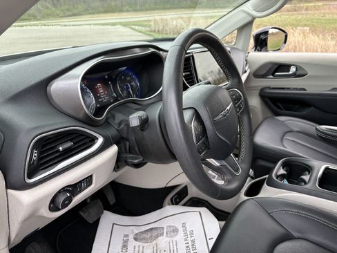 Used 2024 Chrysler Pacifica Touring-L FWD image 30