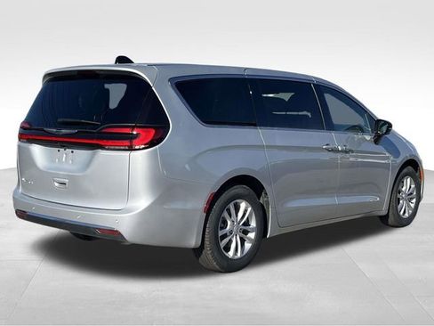 New 2026 Chrysler Pacifica Select image 7