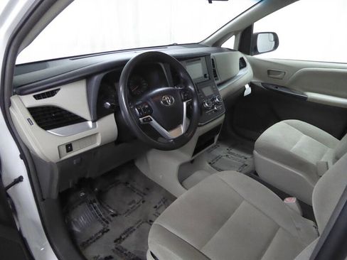 Used 2017 Toyota Sienna L image 17