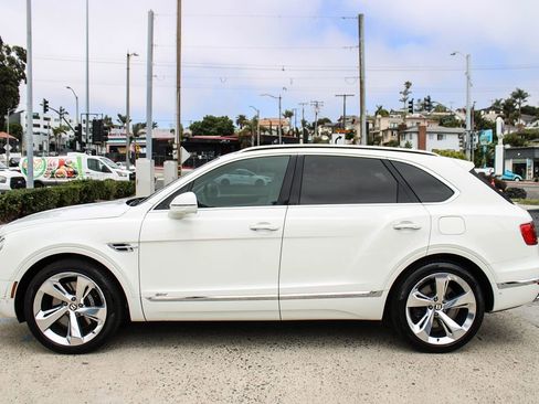 Used 2020 Bentley Bentayga Plug-In Hybrid AWD/4WD image 2