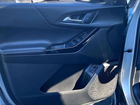 Used 2025 Chevrolet Equinox LT w/ Convenience Package II image 9