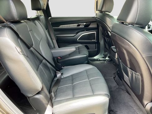 Used 2024 Kia Telluride EX w/ EX Captain's Chair Package FWD image 31