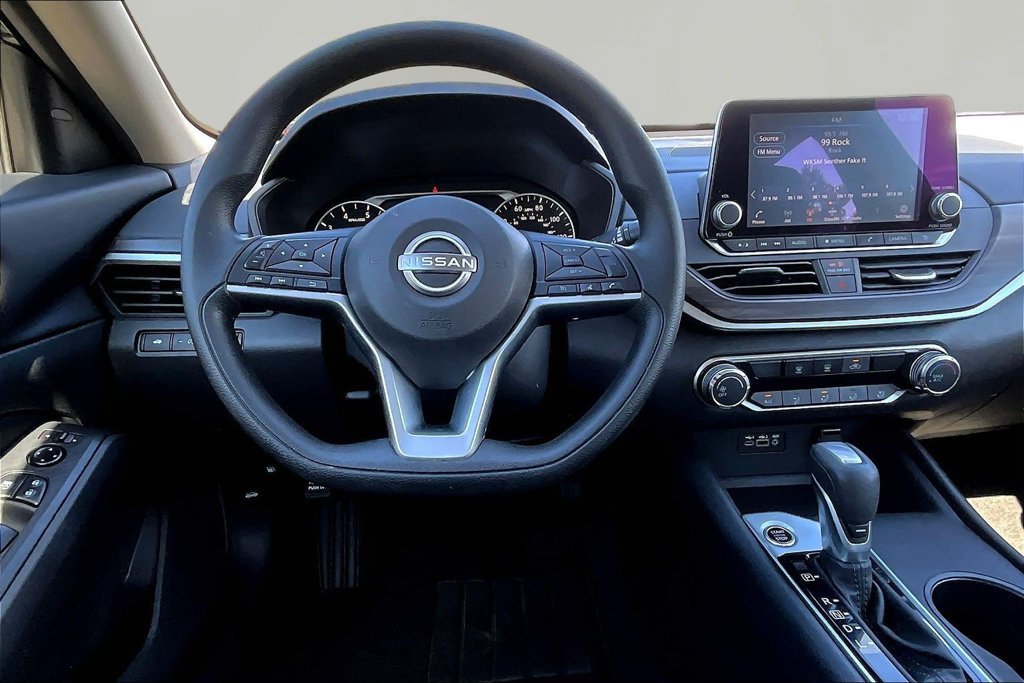 Used 2025 Nissan Altima 2.5 SV FWD image 10