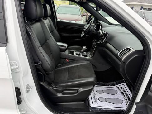 Used 2019 Jeep Grand Cherokee Altitude AWD/4WD image 13