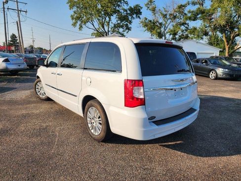 Used 2016 Chrysler Town & Country Touring-L FWD image 7