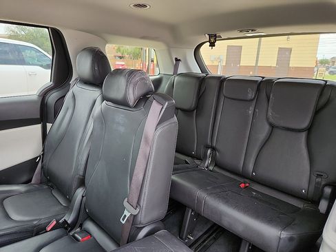 Used 2023 Kia Carnival LX image 5