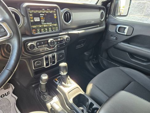 Used 2018 Jeep Wrangler Unlimited Sahara AWD/4WD image 21