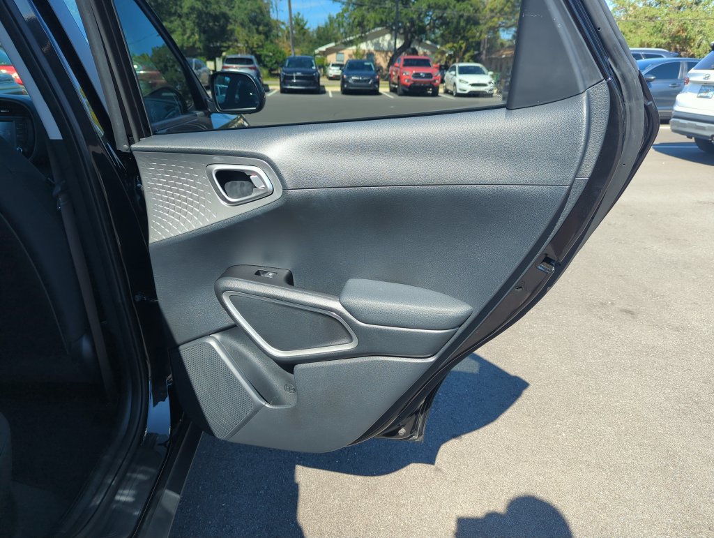 Used 2025 Kia Soul LX FWD image 32