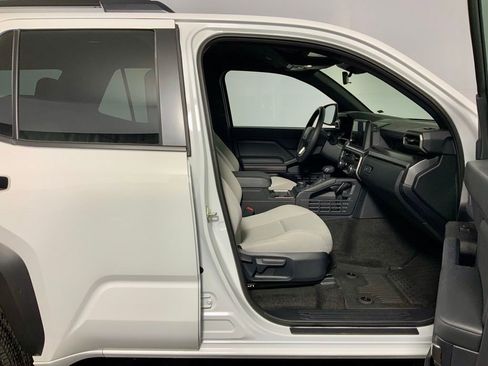 Used 2025 Toyota 4Runner SR5 AWD/4WD image 37