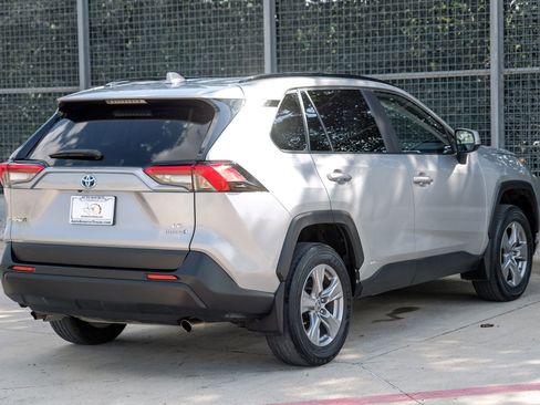 Used 2022 Toyota RAV4 LE AWD/4WD image 9