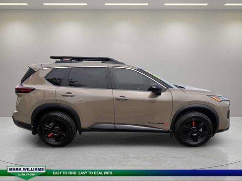 Used 2025 Nissan Rogue SV AWD/4WD image 2