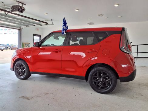 Used 2024 Kia Soul LX w/ Option Group 015 FWD image 2