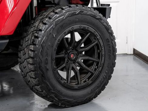 Used 2017 Jeep Wrangler Unlimited Sahara w/ Connectivity Group image 53