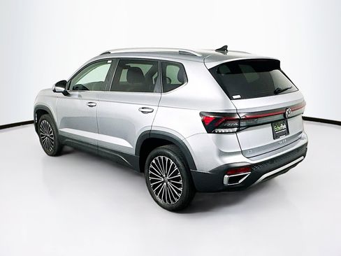 Used 2025 Volkswagen Taos SE FWD image 5