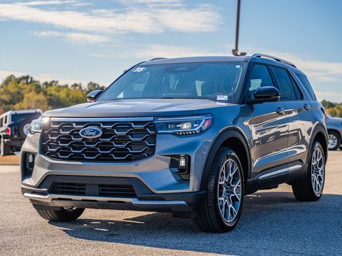 Certified 2025 Ford Explorer Platinum w/ Ultimate Package image 3