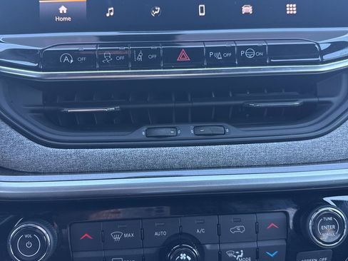 Used 2024 Jeep Compass Latitude w/ Sun and Sound Group image 20