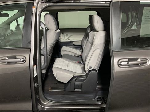Used 2022 Toyota Sienna LE image 30