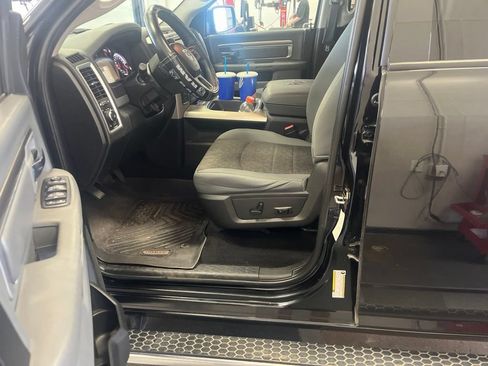 Used 2019 RAM 1500 Classic SLT w/ SLT Plus D←cor Group AWD/4WD image 4