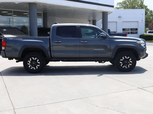 Used 2017 Toyota Tacoma TRD Off-Road AWD/4WD image 7