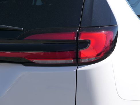 Used 2024 Chrysler Pacifica Touring image 5