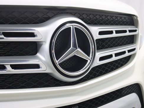 Used 2017 Mercedes-Benz GLS 450 4MATIC w/ Premium Package image 9