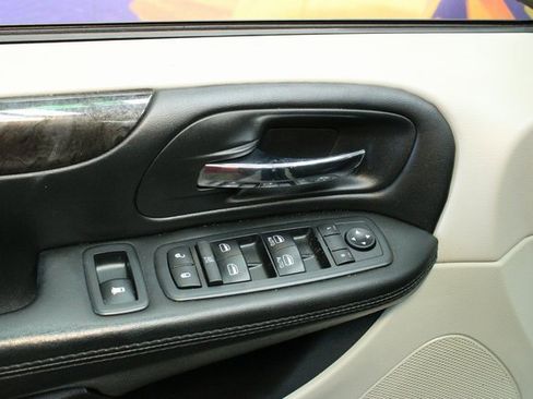 Used 2018 Dodge Grand Caravan SE w/ UConnect Hands-Free Group image 15