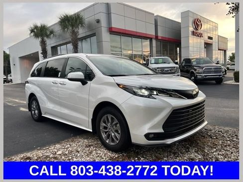 Used 2026 Toyota Sienna XLE FWD image 1