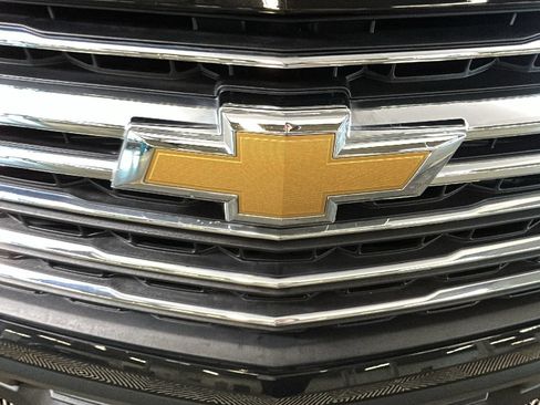 Used 2023 Chevrolet Traverse LT FWD image 9