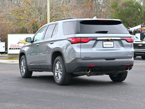 Used 2023 Chevrolet Traverse LT image 3