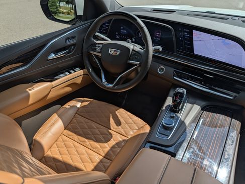 Used 2024 Cadillac Escalade Premium Luxury w/ Performance Package AWD/4WD image 10
