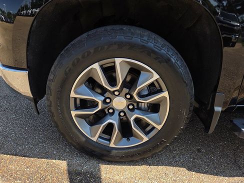 Used 2023 Chevrolet Silverado 1500 LT AWD/4WD image 31