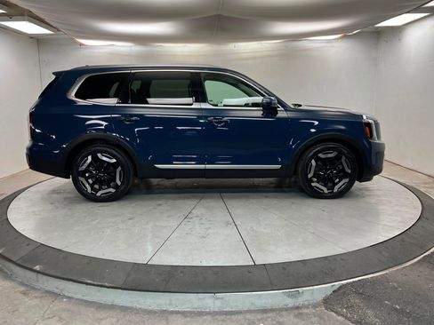 Used 2023 Kia Telluride EX image 7