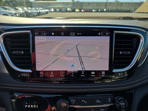 Used 2021 Chrysler Pacifica Limited w/ Uconnect Theater Family Group image 16