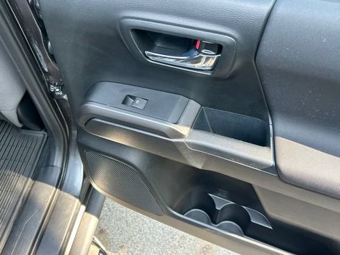 Used 2018 Toyota Tacoma TRD Sport AWD/4WD image 33