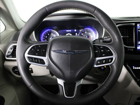 Used 2024 Chrysler Pacifica Touring-L image 24