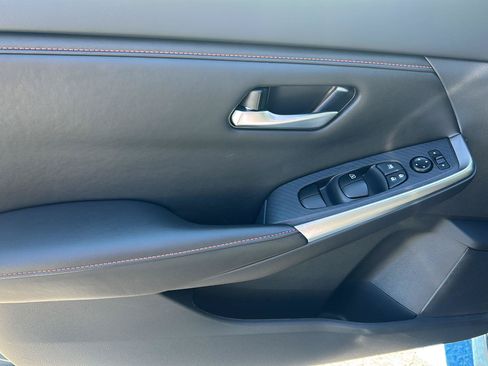 Used 2025 Nissan Sentra SR FWD image 11