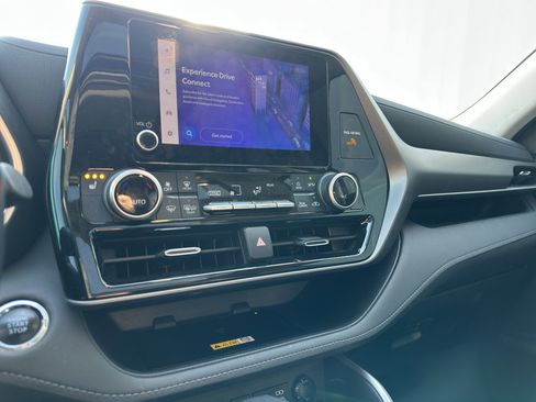 Used 2023 Toyota Highlander XLE image 12