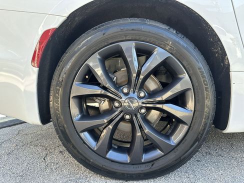 Used 2020 Chrysler Pacifica Touring-L Plus w/ S Appearance Package FWD image 18