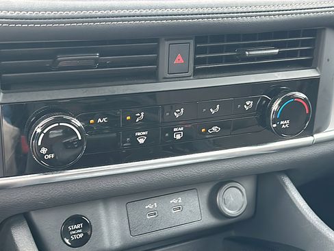 Used 2024 Nissan Rogue S image 33