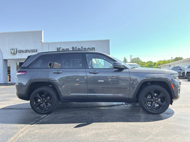 Used 2022 Jeep Grand Cherokee Altitude AWD/4WD image 13