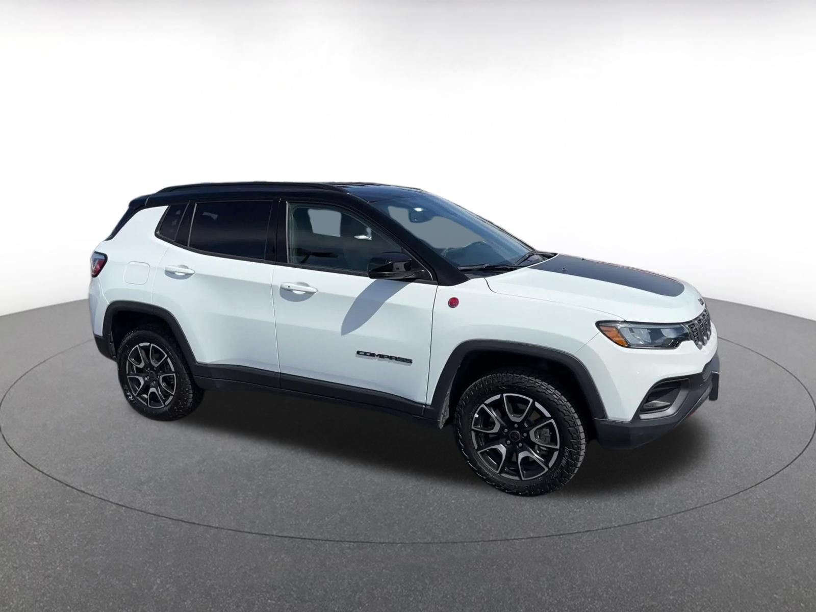 Used 2025 Jeep Compass Trailhawk AWD/4WD image 2