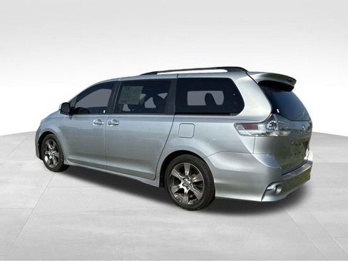 Used 2014 Toyota Sienna SE w/ SE Premium Package w/Entune FWD image 3