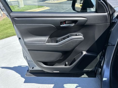 Used 2022 Toyota Highlander XLE FWD image 14