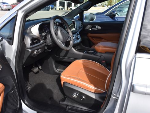 Used 2024 Chrysler Pacifica Pinnacle image 12