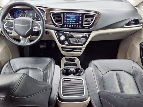 Used 2018 Chrysler Pacifica Touring-L Plus image 12