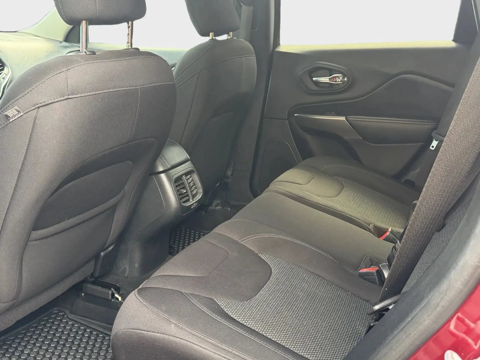 Used 2019 Jeep Cherokee Latitude w/ Popular Appearance Group AWD/4WD image 15